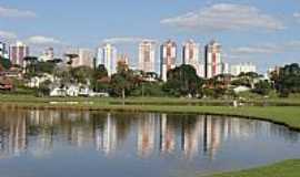 Curitiba - Curitiba-PR-Lago do Parque Barigu com a cidade ao fundo-Foto:Paulo Yuji Takarada