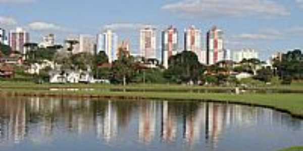 Curitiba-PR-Lago do Parque Barigu com a cidade ao fundo-Foto:Paulo Yuji Takarada