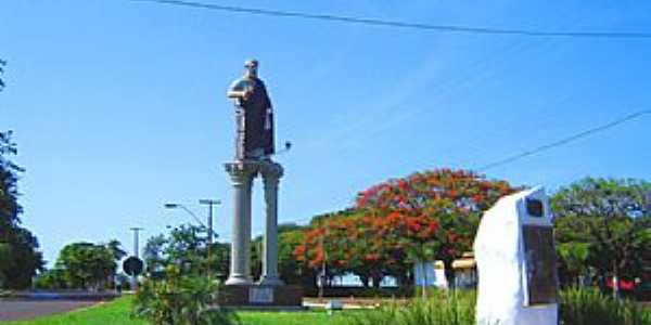 Doutor Camargo-PR-Imagem de So Pedro na entrada da cidade -Foto:turismoregional.com.br