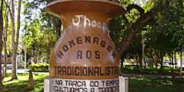 Francisco Beltro-PR-Monumento aos Tradicionalistas na praa central-Foto:Renato Viana Albarra