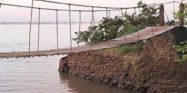 Guara-PR-Ponte Pnsil e ao fundo a Ponte sobre o Rio Paran-Foto:FacebookPM