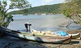 Ilha do Mel - Barcos de pesca em Encantadas na Ilha do Mel-PR-Foto:Paulo Yuji Tacarada