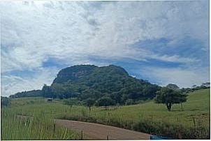 Pico agudo Japira, visto da vila Guayy, Por OSVALDO VICENTE RODRIGUES