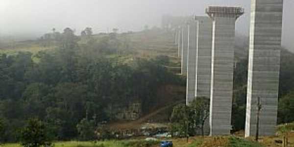 Lajeado Bonito-PR-Ponte em construo na estrada da cidade-Foto:genesiocamargo 