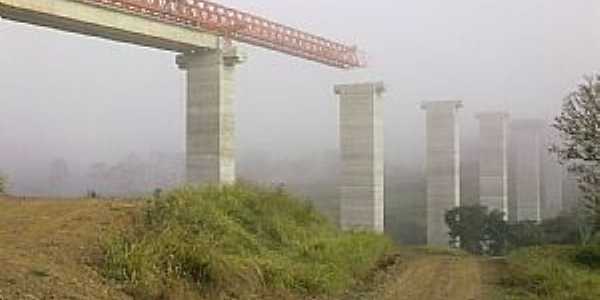 Lajeado Bonito-PR-Ponte em construo na estrada da cidade-Foto:genesiocamargo