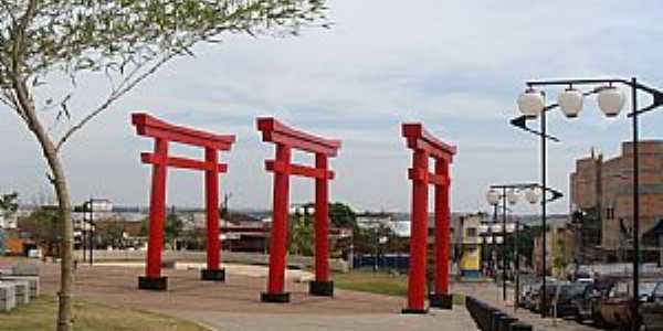 Tori na Praa Centenrio da Imigrao Japonesa no Brasil - Londrina - PR  - por Paulo Yuji Takarada