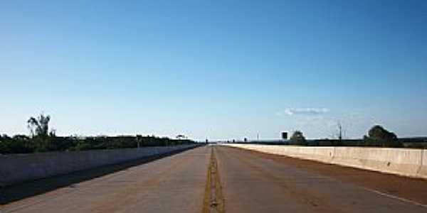 Porto Camargo-PR-Ponte sobre o Rio Paran-Foto:ANTONIO CARLOS CAVALHEIRO