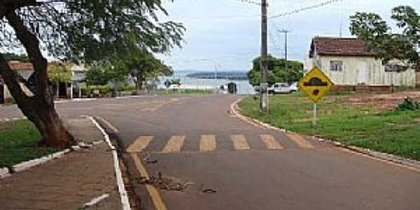 Porto Camargo-PR-Praa da Matriz e ao fndo o Rio Paran-Foto:CAMARGO