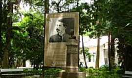 Cantagalo - Monumento em homenagem ao escritor Eucldes da Cunha em Cantagalo-Foto:pauloavelino@yahoo.c