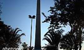 Duque de Caxias - Obelisco próximo à Prefeitura em Duque de Caxias-Foto:Sergio Falcetti