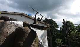 Glicrio - Glicrio-RJ-Monumento em homenagem ao remador de corredeiras em caiaques-Foto:Nogueira aventureiro 
