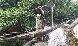 Glicrio - Glicrio-RJ-Monumento em homenagem ao remador de corredeiras em caiaques-Foto:Nogueira aventureiro