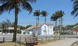 Iguaba Grande - Iguaba Grande-RJ-Praa e Capela de N.Sra.da Conceio-Foto:noticiasdesaopedrodaaldeia.com.br