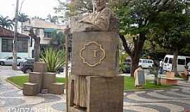 Itaocara - Itaocara-RJ-Busto do fundador Frei Toms na praa central-Foto:Sergio Falcetti