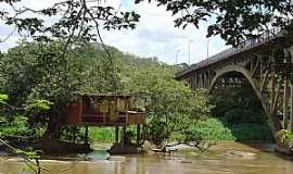 Itaocara - Itaocara-RJ-Casa ao lado da ponte no Rio Paraba-Foto:Leandro Campos Teixeira