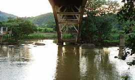 Itaocara - Itaocara-RJ-Sob a ponte no Rio Paraba-Foto:Fabricio Henriques