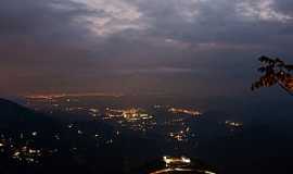 Petrópolis - Petrópolis-RJ-Vista noturna à partir do Mirante do Cristo-Foto:Erick Aniszewski
