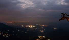 Petrpolis - Petrpolis-RJ-Vista noturna  partir do Mirante do Cristo-Foto:Erick Aniszewski