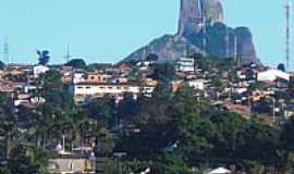 Itamaraju - Itamaraju-BA-A cidade e a Pedra do Pescoo-Foto:Carlos H. Silva de Souza