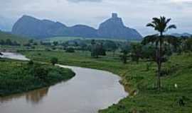 Itamaraju - Itamaraju-BA-Riacho com a Pedra do Pescoo ao fundo-Foto:Carlos A. Meneghel