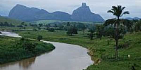 Itamaraju-BA-Riacho com a Pedra do Pescoo ao fundo-Foto:Carlos A. Meneghel