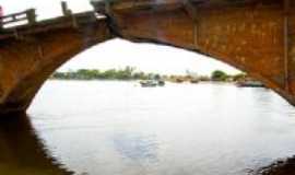 Rio das Ostras - Ponte Velha ao fundo Igreja da Praia do Cimiterio em Barra de So Joo, Por Rosemeri Carvalho