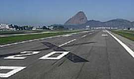 Rio de Janeiro - Aeroporto Santos Dumont e Po de Aucar ao fundo no Rio de Janeiro-RJ-Foto:Andr Bonacin