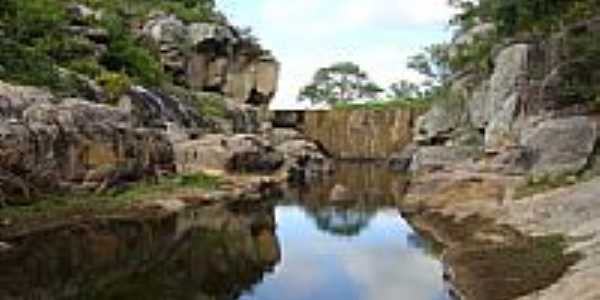 Lago em meio  pedreira em Campo Redondo-Foto:DanielMedeiros