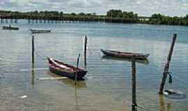 Guamar - Barcos de pesca no Rio Miasaba e ao fundo a ponte em Guamar-Foto:Moacir Reinaldo