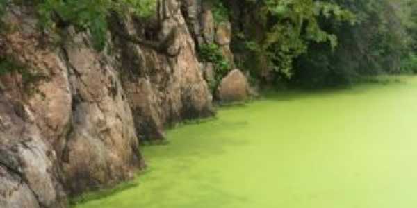 Paredes no lago da cachoeira do Moror, Por Anailza Feitoza dos Santos