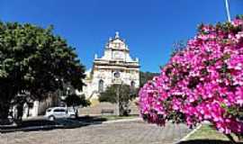 Antnio Prado - Antnio Prado-RS-Azalia na Praa Garibaldi e Matriz do Sagrado Corao de Jesus-Foto:Sidnei Recco