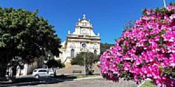 Antnio Prado-RS-Azalia na Praa Garibaldi e Matriz do Sagrado Corao de Jesus-Foto:Sidnei Recco