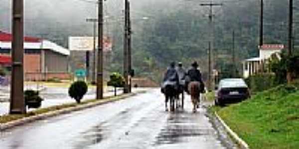 Cavaleiros em dia chuvoso de Baro-RS-Foto:Edilson V Benvenutti