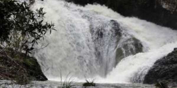 cascata adriano fagundes/ barros cassal/rs dia 13/06/2015. estava linda!! nunca tinha visto com este volume dgua. amei!!, Por Marins Boeira