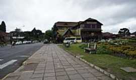 Canela - Canela-RS-Praa e Avenida Principal da cidade-Foto:Ernandes C Santos