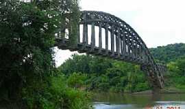 Clara - Clara-RS-Ponte Ferroviria sobre o Rio Toropi-Foto:alepolvorines 