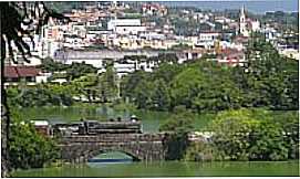Garibaldi - Maria Fumaa e ao fundo a cidade de Garibaldi-Foto:E J Zorrer