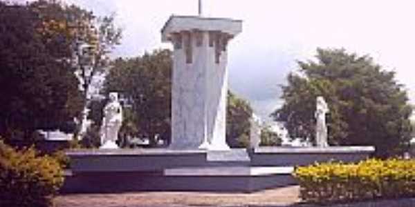 Monumento em Praa de Garibaldi-RS-Foto:juli_mpotter