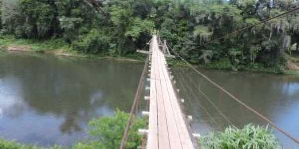 ponte pensil sobre o rio Trs Forquilhas., Por Marssis