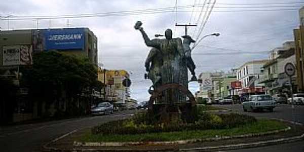 Monumento ao trabalhador, Lajeado RS - Por Ubirajara Buddin Cruz