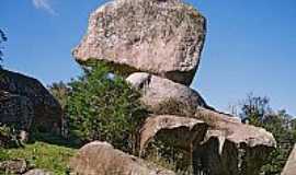 Mariana Pimentel - Pedra equilibrada