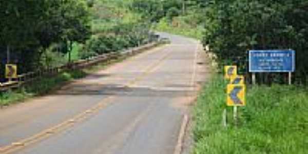 Ponte sobre o Rio Inhandava-Foto:Auri Brando 