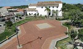 Lauro de Freitas - Praa e lateral da Igreja Matriz de Santo Amaro do Ipitanga em Lauro de Freitas-BA-Foto:Foto DeCima