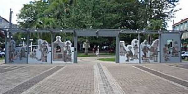 Nova Prata-RS-Monumento ao Imigrante na Praa da Bandeira-Foto:www.novapratars.com.br