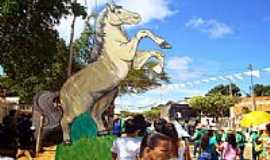 Maniau - Maniau-BA-Monumento em homenagem  tradicional Corrida de Cavalos-Foto:sudoestebahia.com 