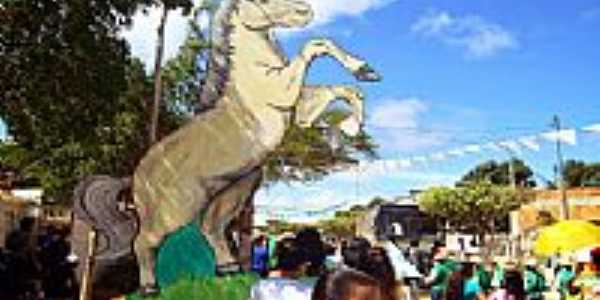 Maniau-BA-Monumento em homenagem  tradicional Corrida de Cavalos-Foto:sudoestebahia.com 