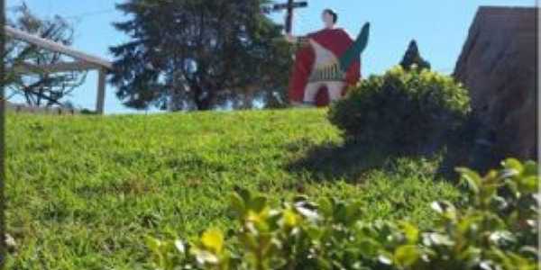 Monumento de  santo expedito ao fundo. foto: mrlon antunes., Por Bruna Belusso