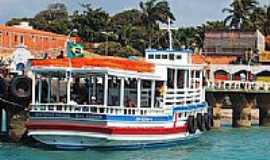 Mar Grande - Barco no ancouradouro em Mar Grande-BA-Foto:Draken