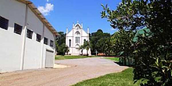 Silva Jardim-RS-Ginsio de Esportes e a Igreja-Foto:Fredy Silva