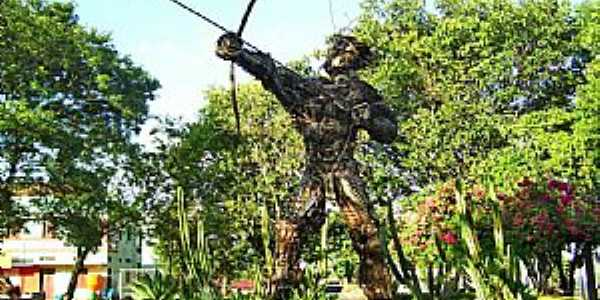 Tenente Portela-RS-ndio,escultura de sucata na Praa Tenente Bins-Foto:Roque Oliveira